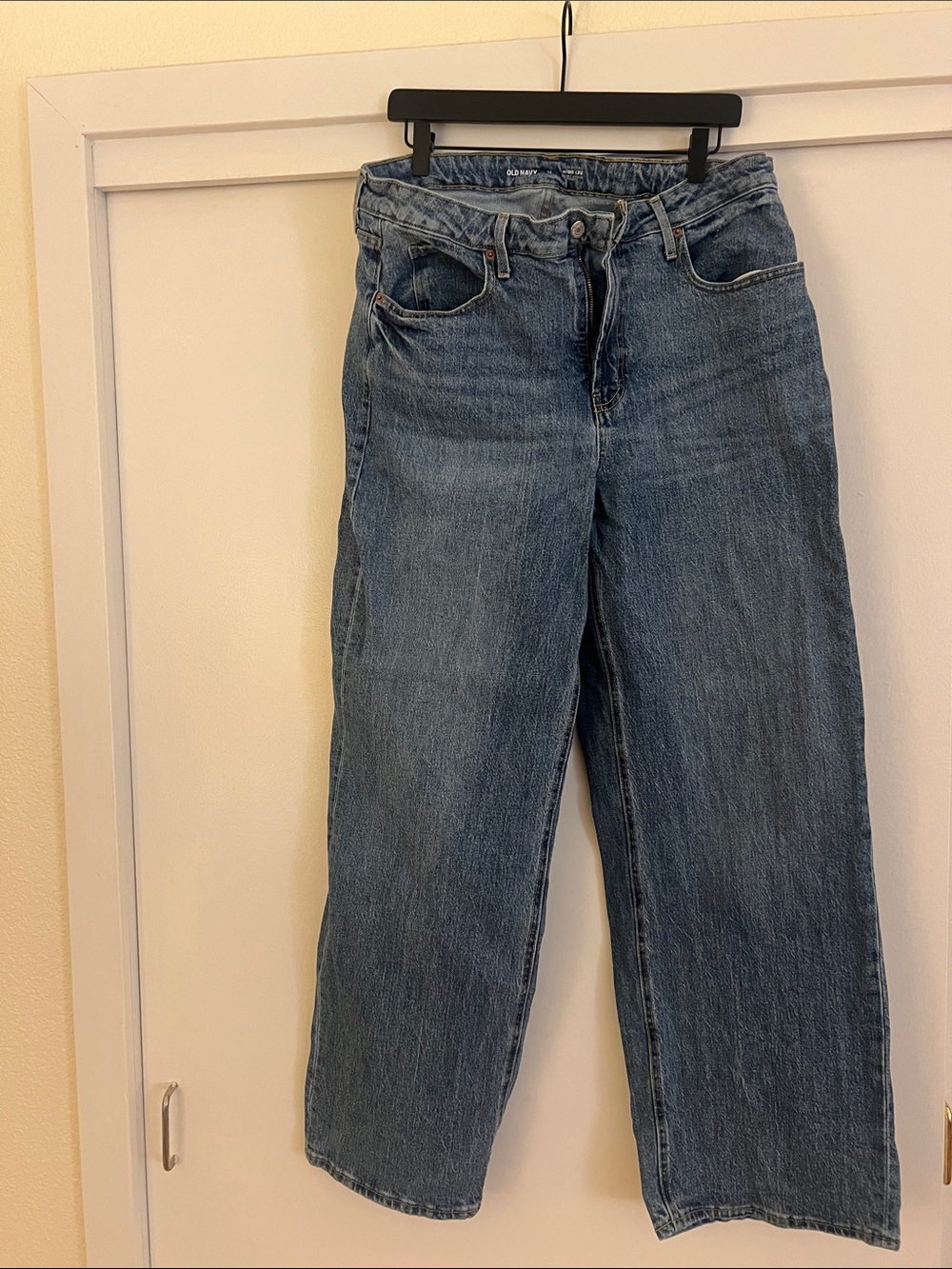 Old Navy Straight Leg Jeans in Medium Blue Wash
